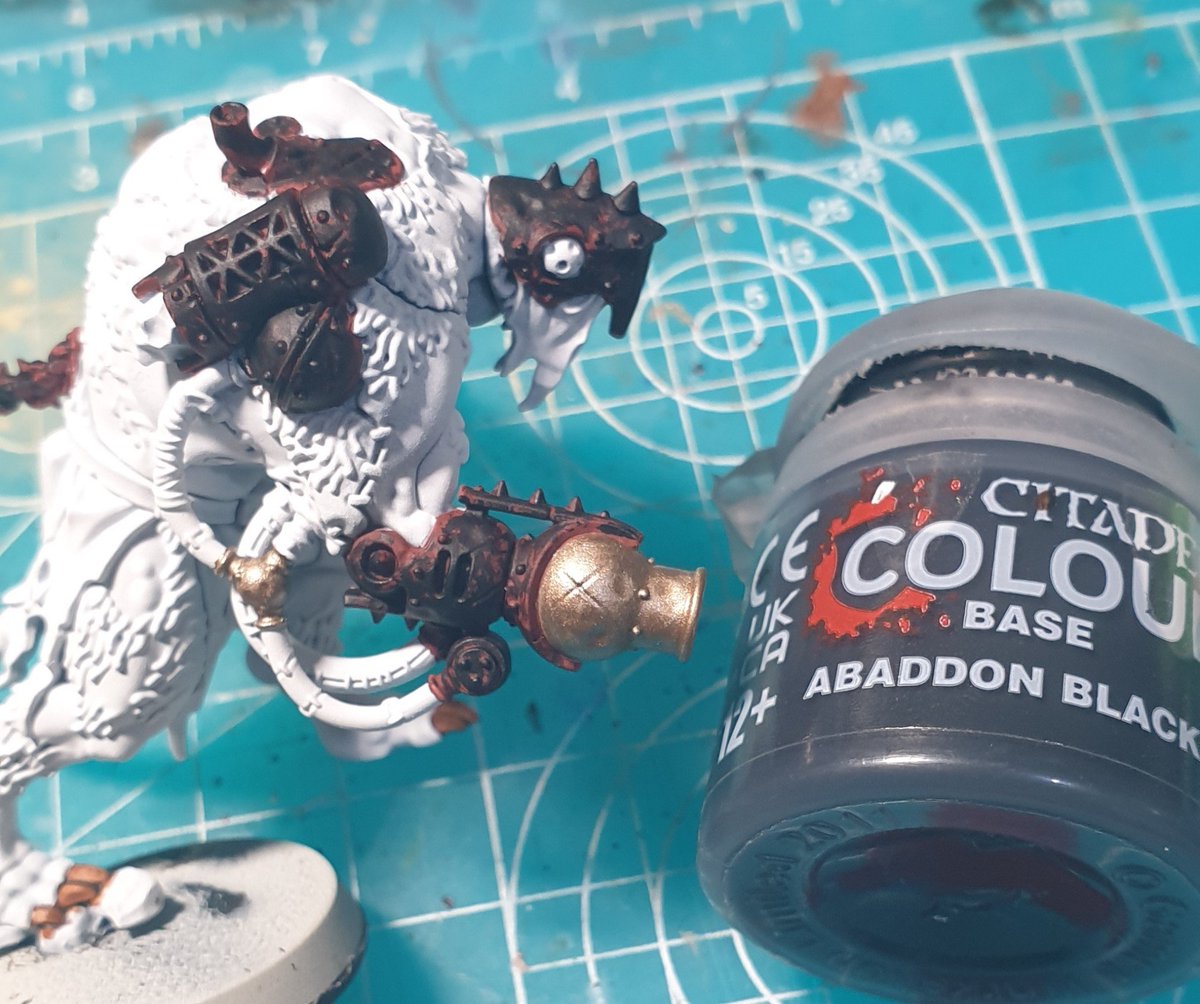 paintomypain's tweet photo. 重厚な金属表現のレシピ
①赤茶系の色をベタ塗り
②黒色を上から突くようにペイント
③お好きなシルバーでエッジを際出させるようにドライブラシ！
④お好みでRYZA RUSTのような錆色でドライブラシ！
ベースの縁取りにもやってもカッコいい！
#ウォーハンマー https://t.co/hC1APO3lAp
