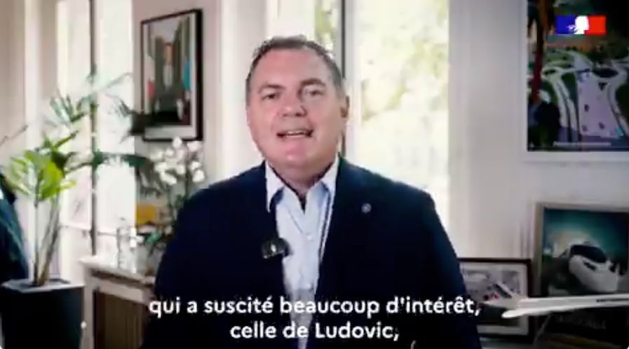 phsilberzahn's tweet photo. La France vient de refuser la conduite autonome de Tesla au nom de la sécurité.
Cinq pays voisins l'ont autorisée.

Ce refus illustre un arbitrage important mais rarement conscient.

Être prudent, c'est chercher à éviter les erreurs coûteuses. C'est limiter le risque de faire. Ici, il s'agit de protéger les conducteurs français. Mais l'excès de prudence expose à un autre risque, souvent invisible : celui de ne pas faire. Rater une opportunité, freiner une innovation, perdre du terrain.

Le cas du FSD le montre bien. Les données disponibles indiquent que le système cause nettement moins d'accidents qu'un conducteur humain : environ six fois moins d'accidents majeurs selon les chiffres de Tesla. Les chiffres sont identiques pour les autres systèmes de conduite autonome. Le bloquer parce qu'il n'est pas parfait, c'est préférer les morts certaines de l'erreur humaine aux défauts corrigibles de la machine. Réduire le risque de faire, au nom de la prudence, c'est augmenter le risque de ne pas faire.

C'est toute la nocivité du principe de précaution : en ne comptant que les risques de l'action, il ignore le coût de l'inaction, qui peut être très supérieur. La prudence affichée est en fait une mise en danger réel.