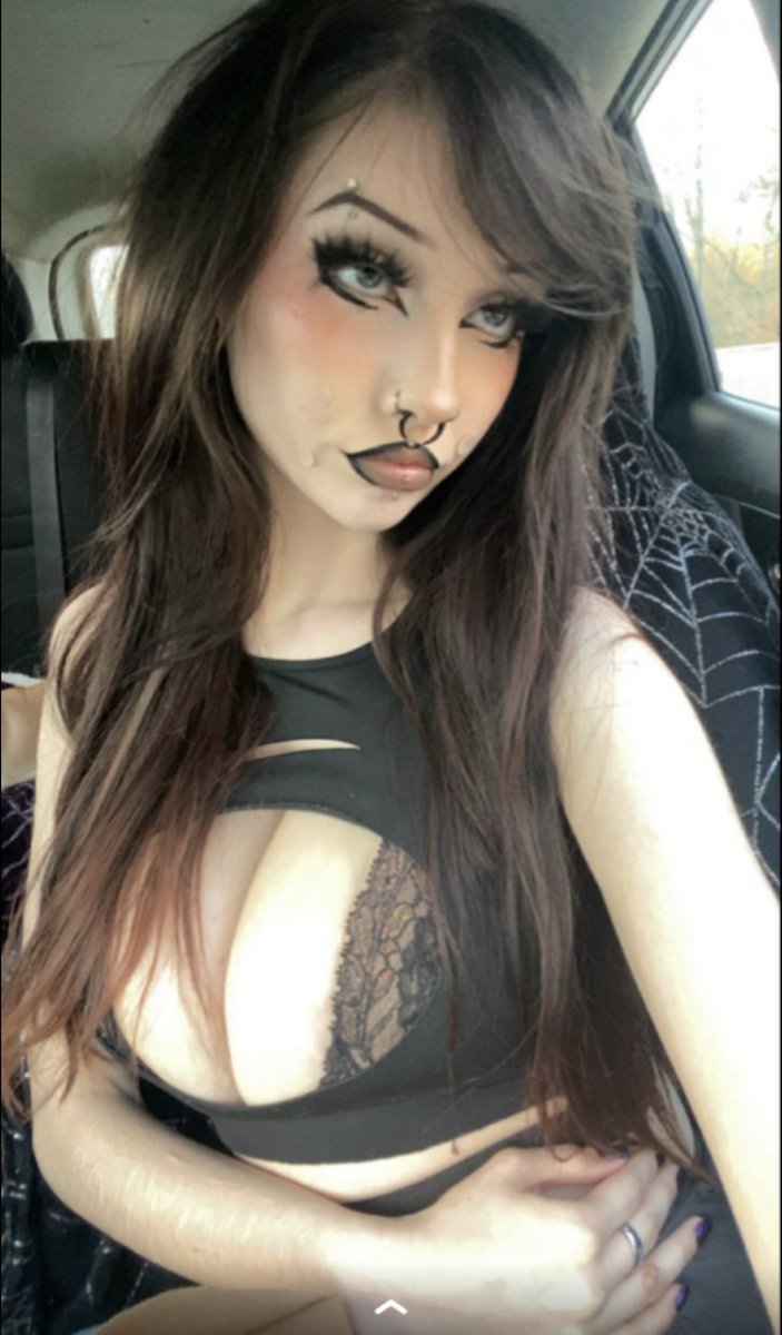 SpurtSploosh's tweet photo. Battle me or milk me. I guess it’s up to how good your goth stick is🫪🪵🍾 #wankbattle #wankchat #ipukeglitter https://t.co/2wgXs8yo7d