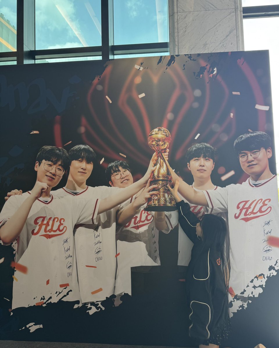 aldus06_'s tweet photo. 63빌딩 갔습니당 #한화생명우승 #hle #gumayusi https://t.co/CbhrzUBFQ9