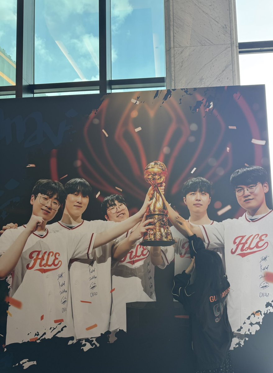 aldus06_'s tweet photo. 63빌딩 갔습니당 #한화생명우승 #hle #gumayusi https://t.co/CbhrzUBFQ9