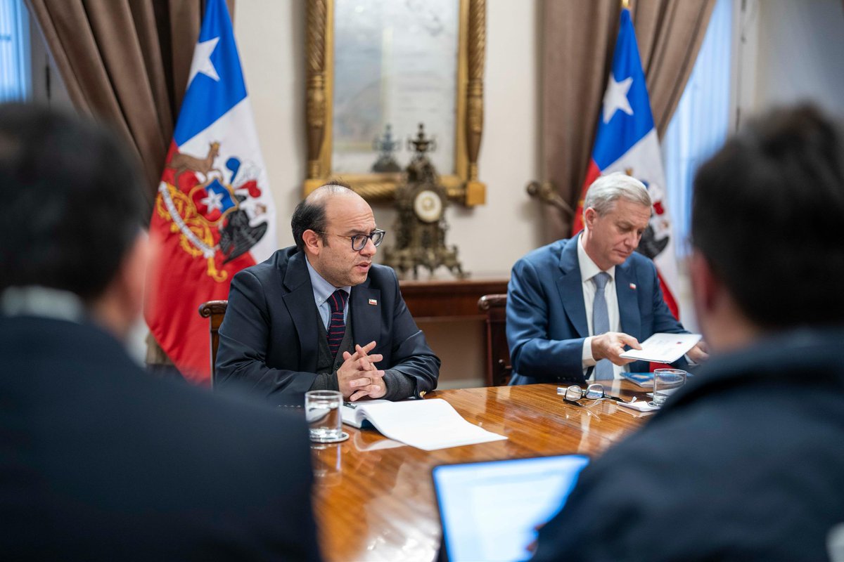 PresidenteKast's tweet photo. Hoy me reuní con especialistas de la Dirección Meteorológica de Chile, SENAPRED, el Servicio Meteorológico de la Armada y el Centro de Ciencia del Clima y la Resiliencia para revisar escenarios climáticos de los próximos días. La prevención y la coordinación son fundamentales. https://t.co/egoXZLA9Yv