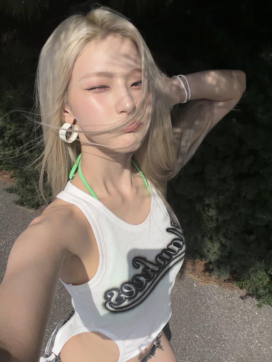 KISSOFLIFE_S2's tweet photo. [하늘☁️🦋] 오늘 하루도 잘 보내라는 의미의 스웻밥 사진📸✨🤍(1)

#KISSOFLIFE #키스오브라이프 #KIOF 
#HANEUL #하늘 https://t.co/zwZXnPXfHb
