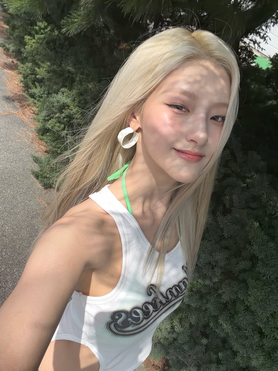 KISSOFLIFE_S2's tweet photo. [하늘☁️🦋] 오늘 하루도 잘 보내라는 의미의 스웻밥 사진📸✨🤍(1)

#KISSOFLIFE #키스오브라이프 #KIOF 
#HANEUL #하늘 https://t.co/zwZXnPXfHb
