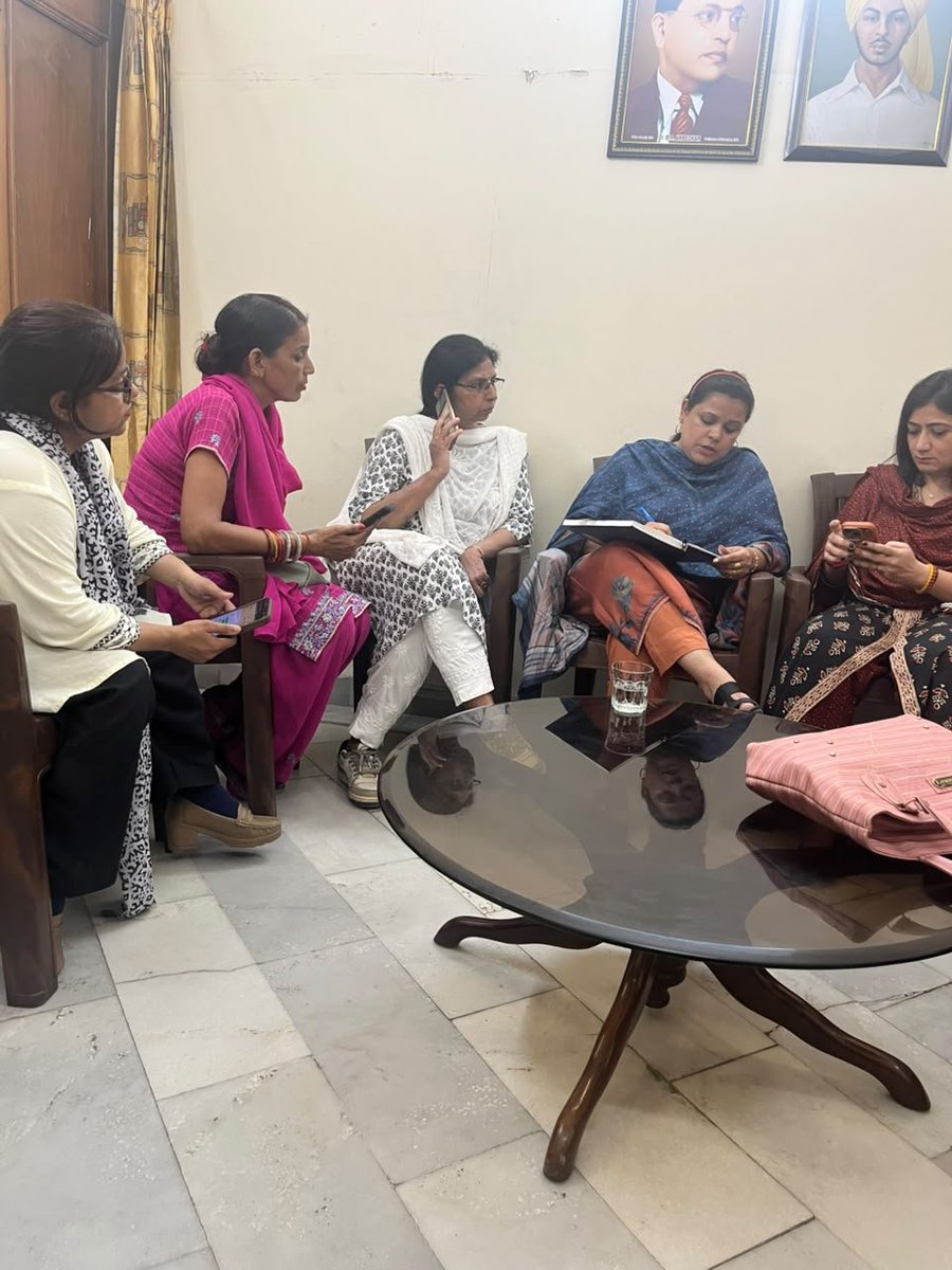 AAP_WomenWingPB's tweet photo. 📍 ਅੰਮ੍ਰਿਤਸਰ ਕੇਂਦਰੀ

ਅੱਜ ਹਲਕਾ ਅੰਮ੍ਰਿਤਸਰ ਕੇਂਦਰੀ ਵਿਖੇ ਬਲਾਕ ਇੰਚਾਰਜਾਂ ਲਈ ਵਿਸ਼ੇਸ਼ ਟਰੇਨਿੰਗ ਸੈਸ਼ਨ ਦਾ ਆਯੋਜਨ ਕੀਤਾ ਗਿਆ।
ਇਸ ਪ੍ਰੋਗਰਾਮ ਦੀ ਅਗਵਾਈ ਜ਼ੋਨ ਇੰਚਾਰਜ ਸੁਖਬੀਰ ਕੌਰ ਜੀ ਅਤੇ ਕਾਮਨਾ ਆਨੰਦ ਜੀ ਨੇ ਕੀਤੀ। https://t.co/aJbRDe4vQS