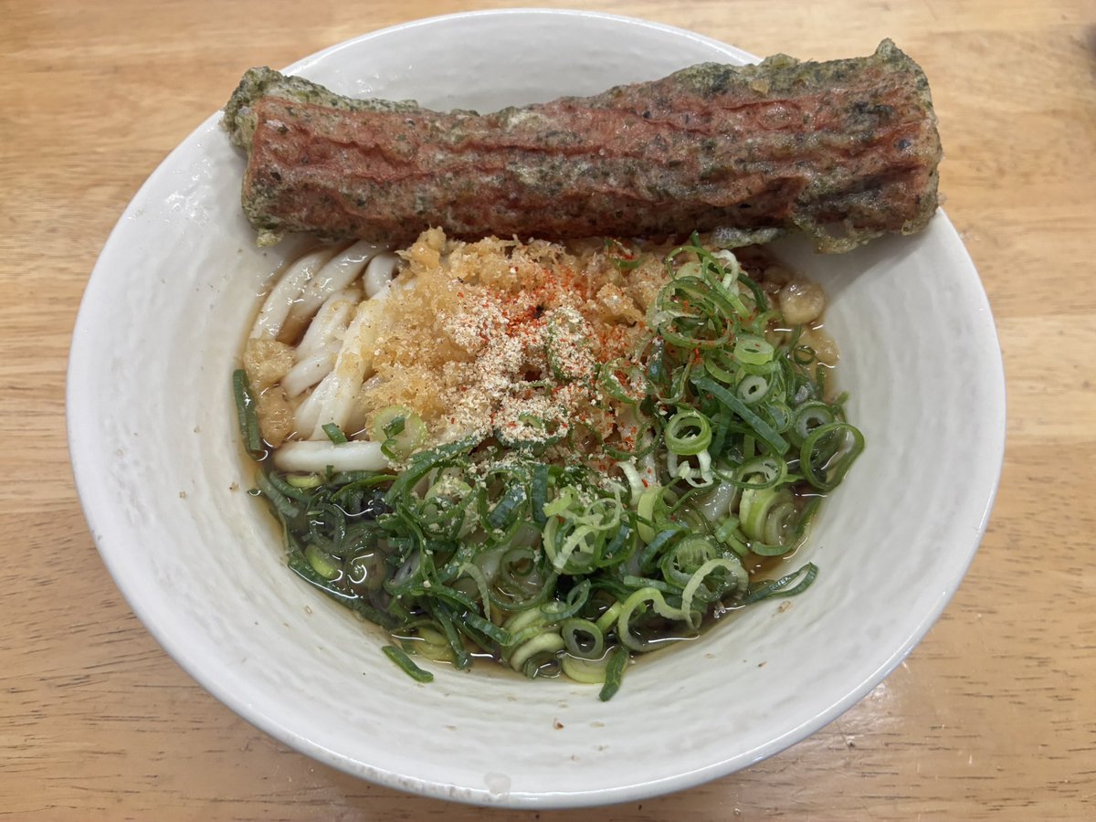 iku0911930's tweet photo. 今日の本日もうどん。
先週の金曜日に続き、今日は家族で「元匠湊店」冷ぶっかけ小¥390- ちくわ天¥120-。
先週はかけでしたが、今日はやっぱり冷ぶっかけやね🥵
この熱さの中、今日も美味しく頂きました〜🎵😋 https://t.co/p6HVQx4486