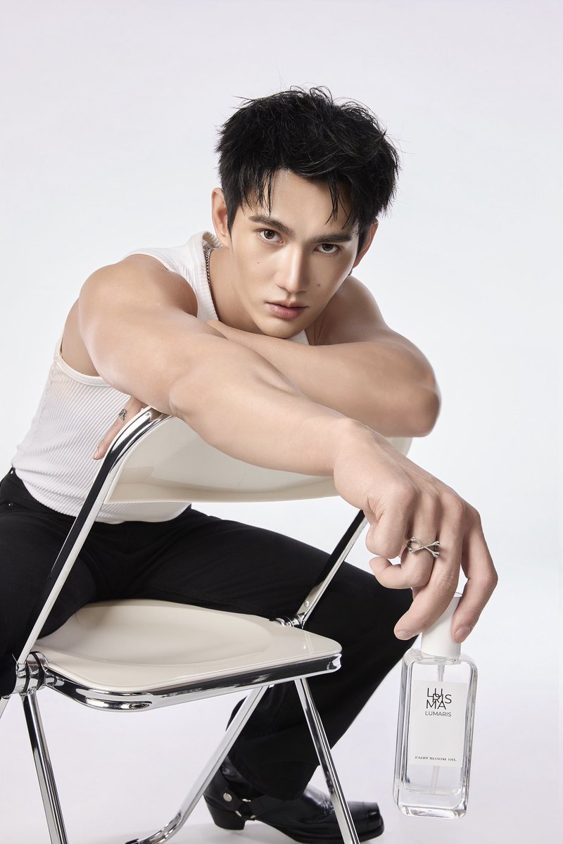 pavelphoom's tweet photo. More than glowing, it’s a Lumaris moment. ✨

เพราะผิวเราคู่ควรกับการดูแลที่ดีที่สุด
พาเวลฝาก Lumaris Body Oil กับทุกคนด้วยนะครับ.

#Lumaris 
#LumarisTH 
#Lumarisoil https://t.co/sL8f4NuSQE