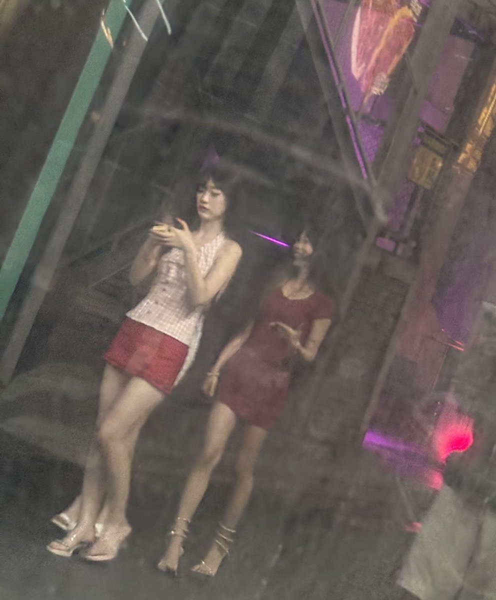 tddfjijh's tweet photo. 吃饭还有免费烧鸡看
#街拍 #女大 #包臀裙 https://t.co/vrJUDLjNJq