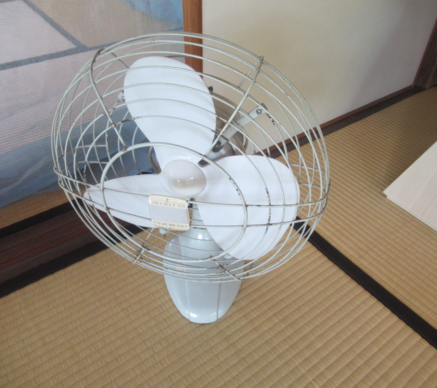 oisoteien's tweet photo. 企画展示「別邸での夏の暮らし」開催中！
日本の海水浴発祥の地大磯での当時の海水浴の様子や邸宅での過ごし方を展示しています。
○海水浴の展示：陸奥宗光別邸跡・旧古河別邸
○蚊帳吊りの展示：旧大隈重信別邸・旧古河別邸
展示期間：
令和８年７月25日（土）～8月16日（日） https://t.co/IG6m5sPYhU