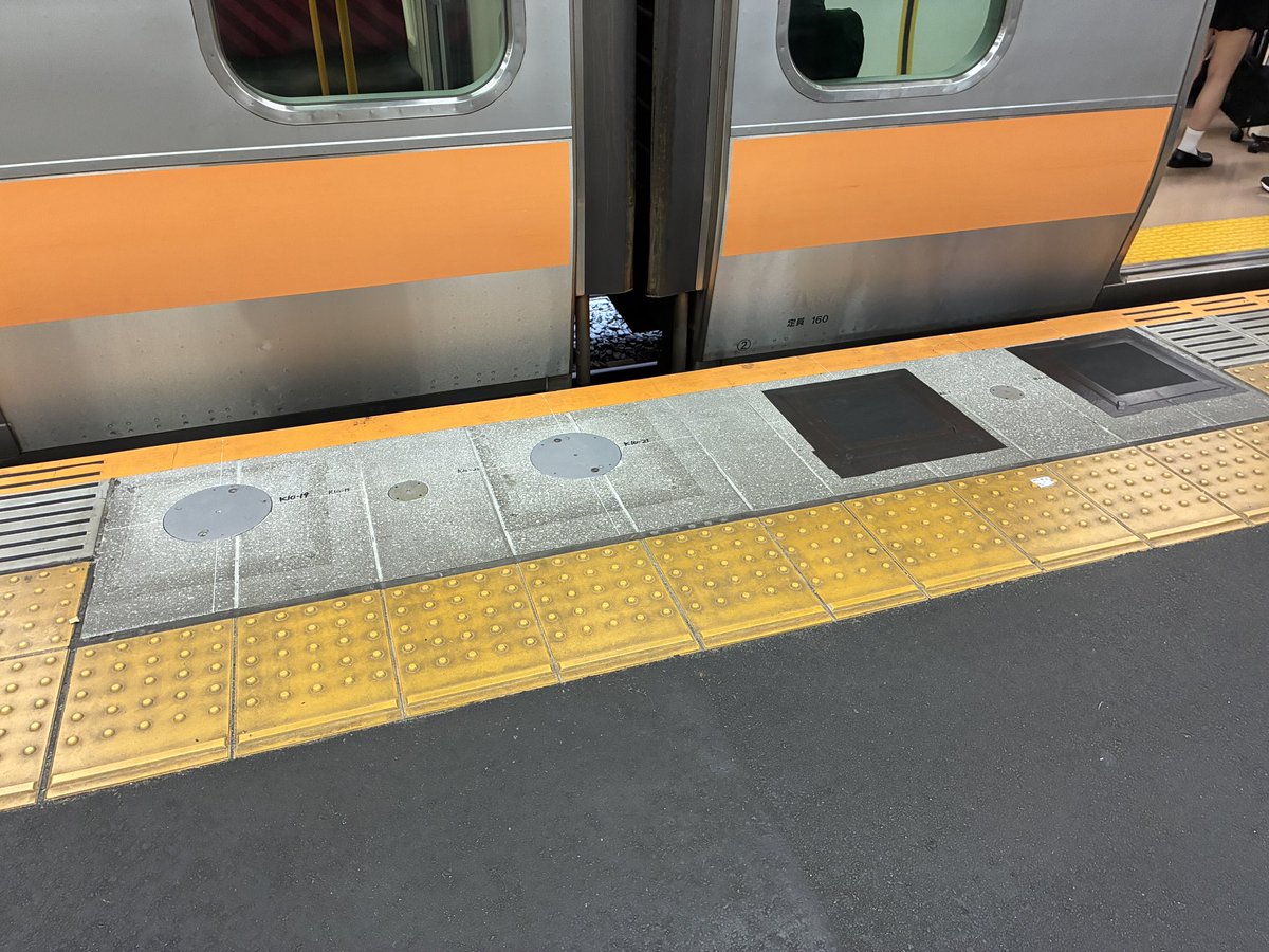 JAZZ_TM1's tweet photo. グリーン車もだいぶ定着してきた中央線の御茶ノ水駅にもホームドアの基礎が出来てました。
東京方のホームの狭い所がどうなるか気になります。

#御茶ノ水駅
#中央線
#ホームドア https://t.co/fghA8rdG5H
