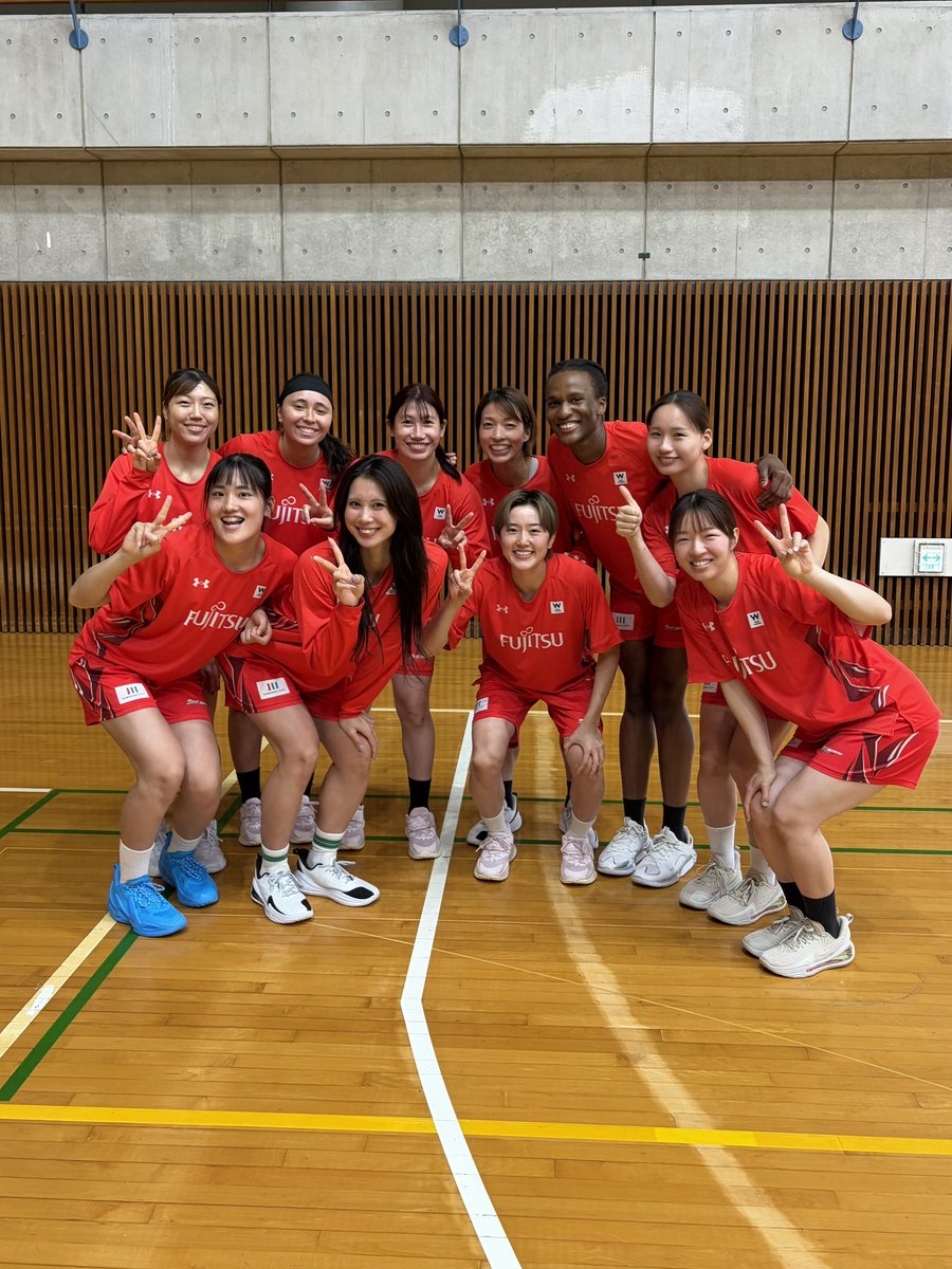 Fujitsu_Basket's tweet photo. 本日7/25（土）、川崎市主催『中原区バスケットボール教室』に、参加しました🏀✨ 

100名を超える小学生が集まり、ドリブルやシュートに挑戦しながら、たくさんの笑顔があふれる時間となりました☺️

#Fujitsu #RedWave #富士通レッドウェーブ
#川崎市 #かわさきスポーツパートナー https://t.co/519FXrTqZb