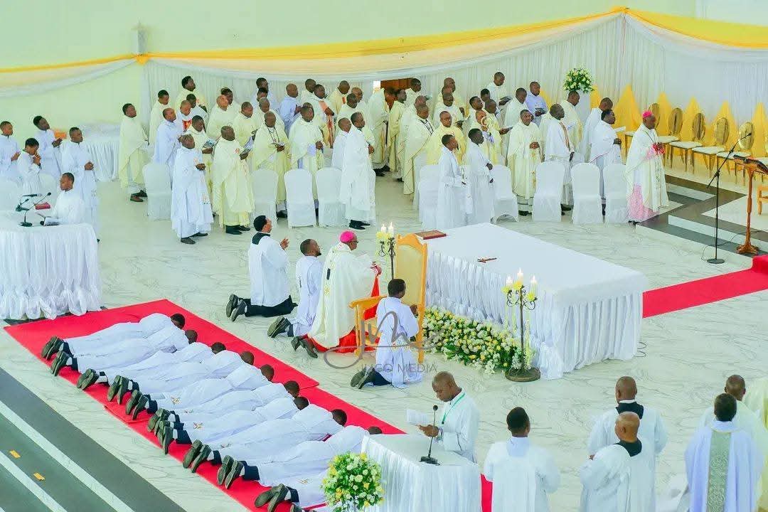 AlesandroJR's tweet photo. Baba Yetu uliye mbinguni. Jina lako litukuzwe. Ufalme wako ufike. Utakalo lifanyike duniani kama mbinguni.

Utupe leo Mkate wetu wa kila siku. Utusamehe makosa yetu. Kama nasi tunavyowasamehe na sisi waliotukosea. Usitutie katika kishawishi. Lakini utuopoe maovuni, Amina🙏 https://t.co/EZ7skM9T6P