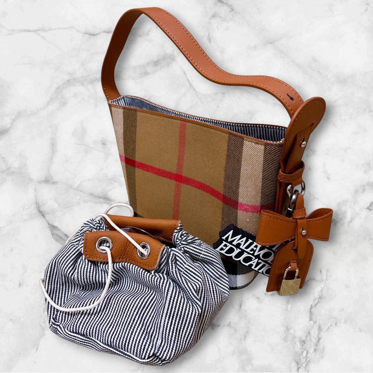 TM_EDUCATION18's tweet photo. TME Plaid Bag with Pouch (limited)
20,000-

限定ラインナップです。
業者さんにおすすめ頂きしかもインポーチオプションでつけて製作可能とのことで数量限定になります。
とびきりおしゃれして使えるチェック柄。
バーバリーライク仕様。
オリジナルチャーム付き。
こちらはお早めに。

MZK https://t.co/n8Ki3oEubw