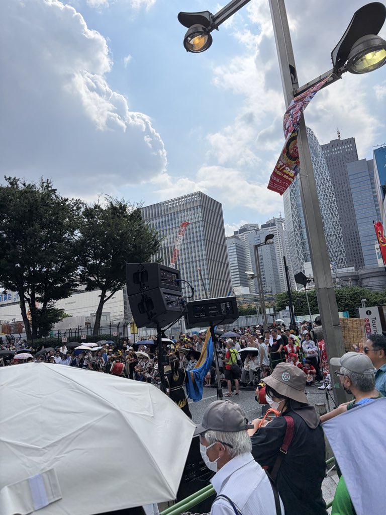 yasukunryu's tweet photo. 新宿のエイサー見にきたー https://t.co/vYrnvPiIRA