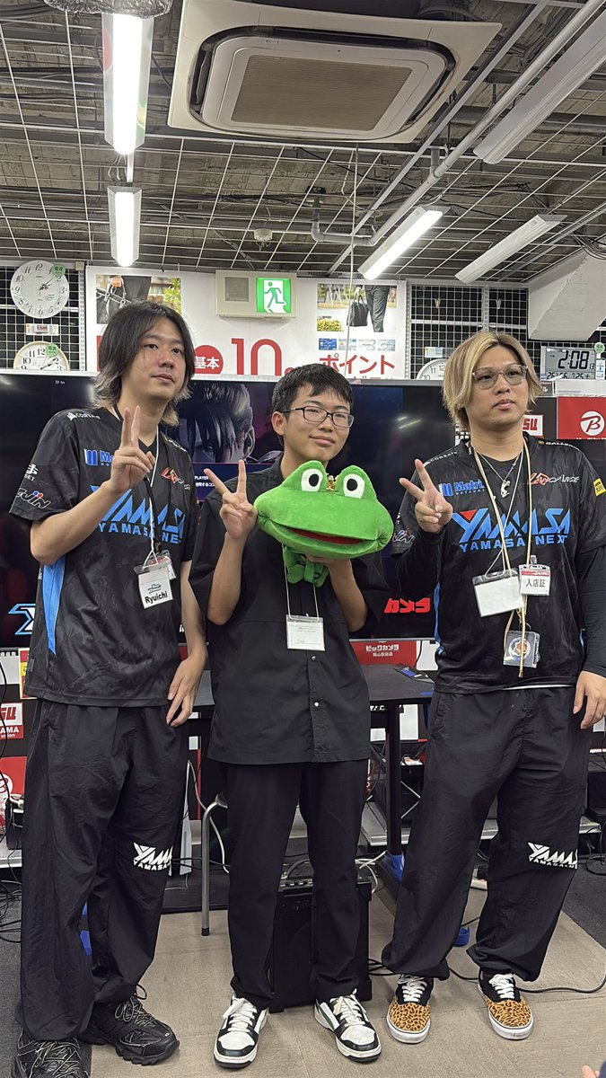 OBCEVENTERs's tweet photo. 【鉄拳8ミニ大会🎁】
表彰式にて、ゲストのチームYAMASA（はる選手・りゅういち選手）より優勝者へ豪華賞品が贈呈されました✨

憧れのプロ選手からの授与に、会場も温かい拍手に包まれました👏
#鉄拳8 #チームYAMASA #eスポーツ https://t.co/jFF9eX4PtU