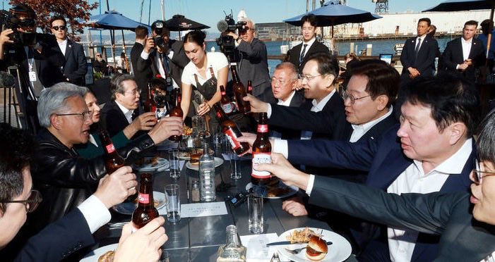 AustinD001's tweet photo. 韩国总统和SK 三星掌门人，和美国科技巨头英伟达等掌门人，还喝起来了

9500亿美元💵大单，能缓解存储的周期吗？ https://t.co/qqLgqwPALl