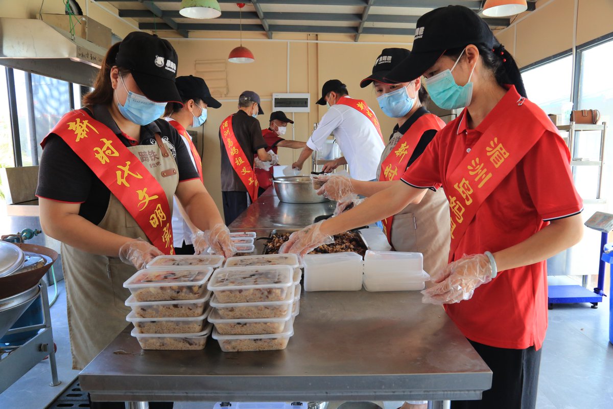 StacieSchreg's tweet photo. This weekend I volunteered at the local community food bank, sorting 200+ meal packs for elderly and low-income families. Small hands, big heart—love giving back to our neighborhood! https://t.co/F4iosNrlPq