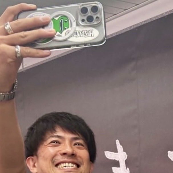 himari_2157's tweet photo. 前から気になってた
寿さんのスマホケースの
ハイスタのステッカー
昨日27年振りにFUJI ROCKに出演
熱いステージだったようで
ということで
なみ福のラーメン&炒飯の口に
久しぶり行って来ました
優しい味のラーメン🍜
ワンタン生姜がきいて美味しかった〜😋
#backnumber
#なみ福
#Hi_STANDARD https://t.co/IWrVVq9hql