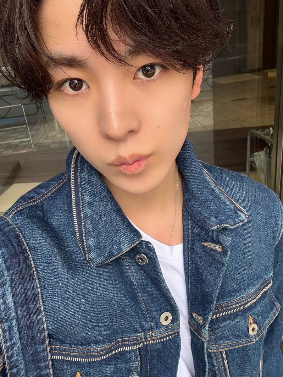 tellmeyourwiish's tweet photo. yushi bilang diantara banyak hair style yang pernah dicoba selama 2 tahun sekarang yang paling disuka🥹

pantes kirim selca terus🥹 https://t.co/OtI3s5yznG