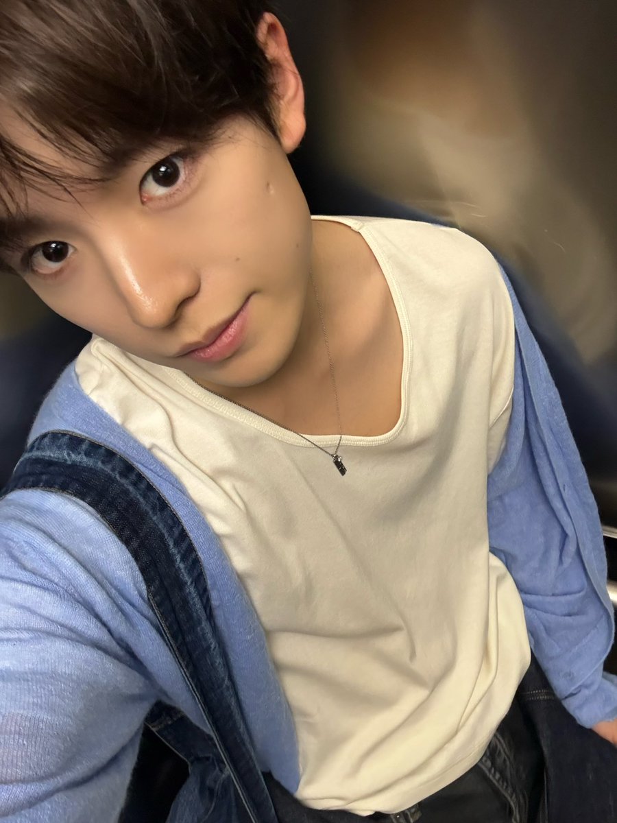 tellmeyourwiish's tweet photo. yushi bilang diantara banyak hair style yang pernah dicoba selama 2 tahun sekarang yang paling disuka🥹

pantes kirim selca terus🥹 https://t.co/OtI3s5yznG