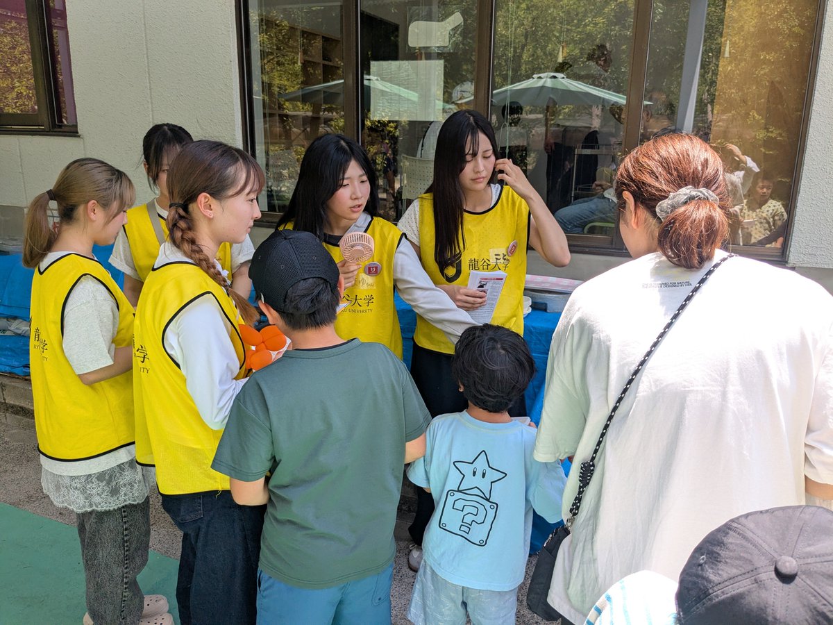 ryuvnc's tweet photo. 【Ryuボラ！ロクハ荘子ども食堂2】
お昼はお楽しみの流しそうめん！
そうめん以外にも調理ボランティアによる天ぷらにおにぎりも！
学生はそうめんを流したり一緒に食べたり。大人も子どもも盛り上がりました。
振り返りをして、施設の方にお話を伺って、活動を終えました。 https://t.co/pC58BA7s6T