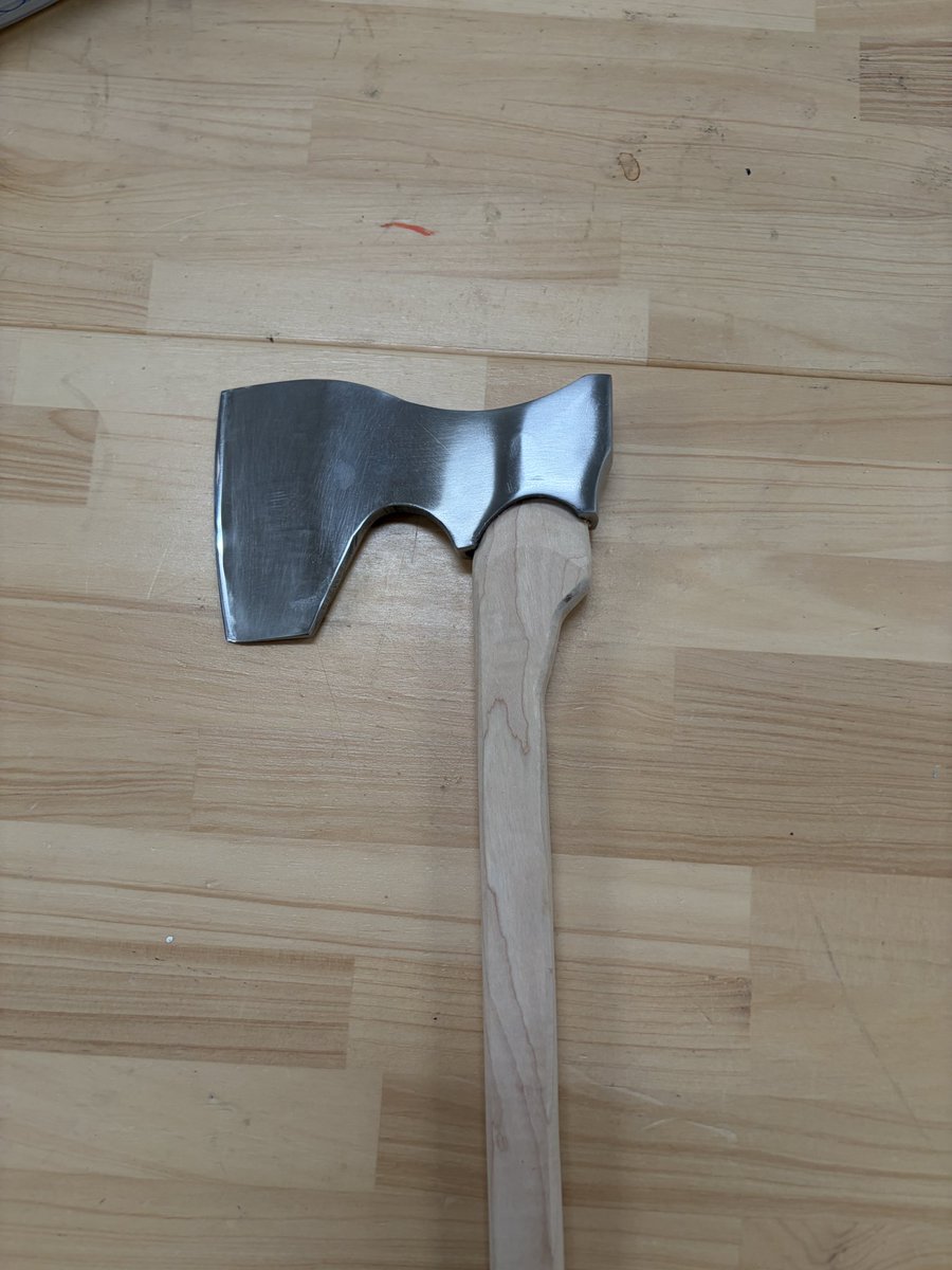 lammtarra_dm's tweet photo. 毒スコーン兄貴にヘッドを加工してもらい
 #アリエクの斧 完成しました！
刃幅もそこそこ薄くなったし大満足！
とりあえずハンドルは端材で作った
激細くんをつけてます笑
 #斧作り部 https://t.co/t8Chmx6RhB