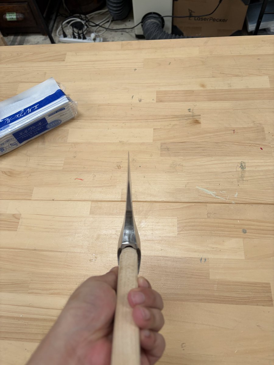 lammtarra_dm's tweet photo. 毒スコーン兄貴にヘッドを加工してもらい
 #アリエクの斧 完成しました！
刃幅もそこそこ薄くなったし大満足！
とりあえずハンドルは端材で作った
激細くんをつけてます笑
 #斧作り部 https://t.co/t8Chmx6RhB