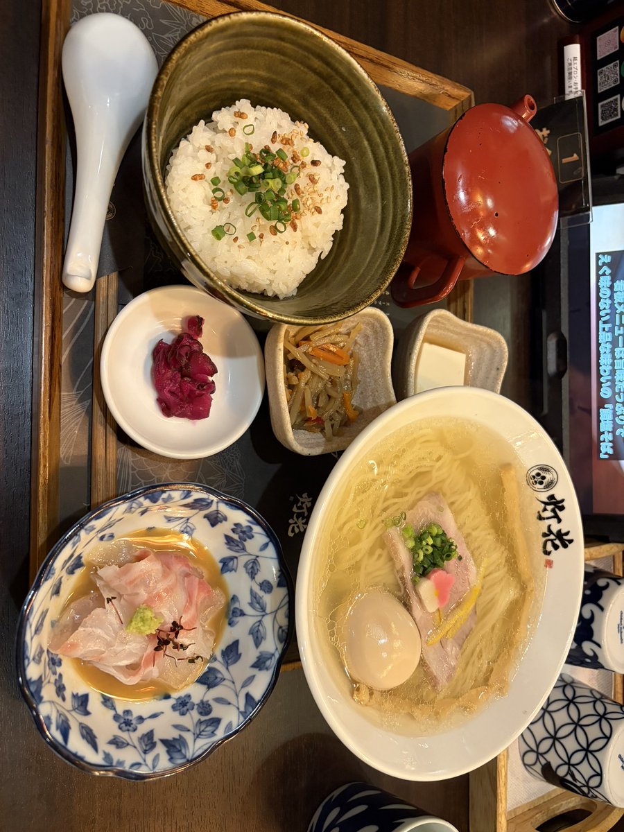 xdreika2's tweet photo. 鯛塩そば　灯花

謎の研修へ休出して、同期と昼飯！
鯛茶漬け美味しかった😋 https://t.co/Aq1fgDcj9J