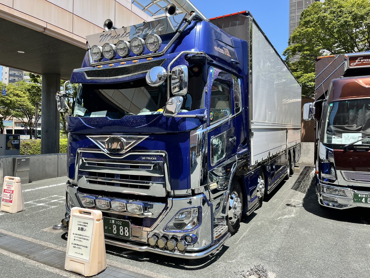 gonta_398's tweet photo. 搬入トラックゴツい https://t.co/TNrqRzh6MH