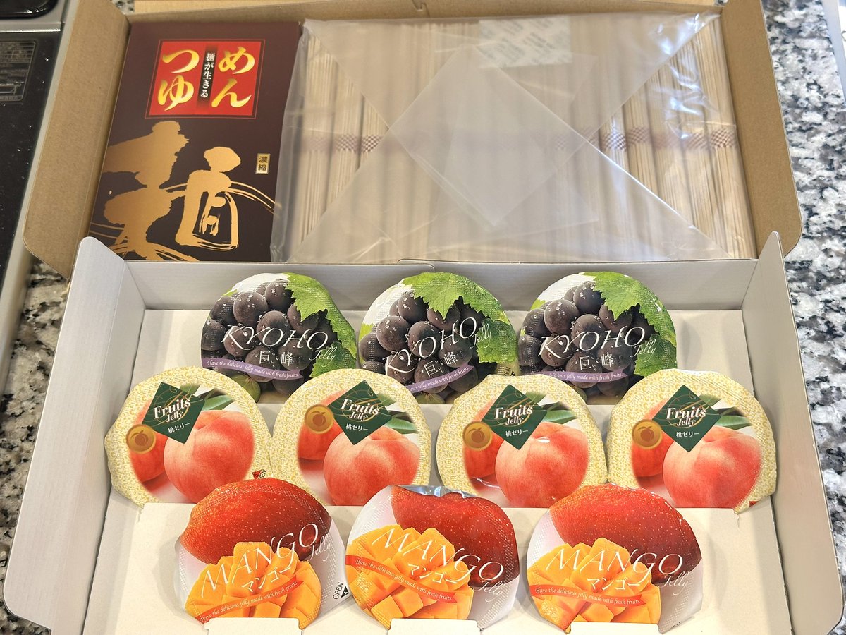motom_'s tweet photo. 大和ハウス工業から株主優待で選んだ品が届いたよっ！
わっしょーいヽ(´▽｀)/
そばとゼリー詰め合わせっ！！
ありがとうございます😊🙏

しかしそばがまさかのむき身。
個包装されてない。
んー日持ちするから選んだのにどうしたもんか。 https://t.co/aDhQZXtWhf