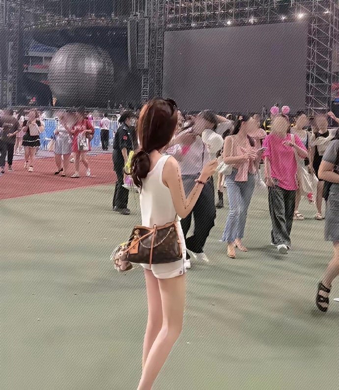 aqz0114's tweet photo. 为什么有钱的女生，一般都是瘦瘦的？？ https://t.co/6ZF9gGP9LG