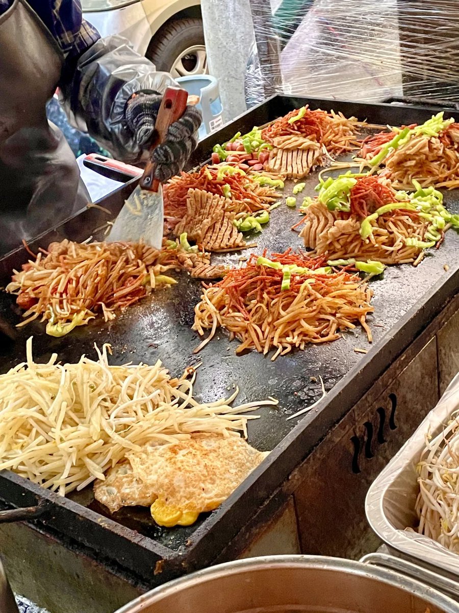 AlsoppSabr4423's tweet photo. Craving late-night street bites Flaky sesame flatbread with savory fillings hits different here – warm, crispy, pure street food joy https://t.co/qli2LX3WQ5