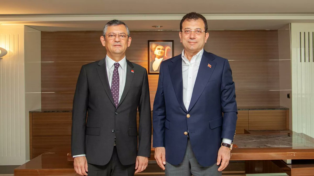eminpazarci's tweet photo. Yeni bir Ahbap Olayı mı yaşıyoruz?
Geçmişleri skandallarla dolu. Biri zaten cezaevinde. Etraflarında lüks içinde yaşayan tuzu kurular toplanmış.
Bir ideolojileri, referans gösterecekleri hikayeleri yok.
Yeni Parti ile "İktidara yürüyoruz" diyorlar.
Aman ha, aynı tuzağa düşmeyin! https://t.co/I2HgTNG3bc