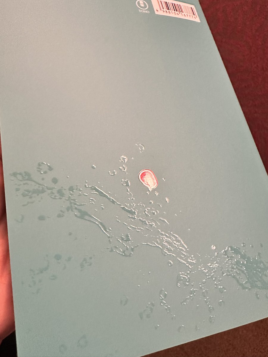 t_bisco's tweet photo. ちいかわのパンフ、海の水、かな。海の水だよね。海の水に違いない。海の水以外の可能性ありますか？？？それ以外の飛沫である可能性？？？？ありますか？？？？？？ね？？？？ね？？？？？？？ https://t.co/Jf0qfD3fso