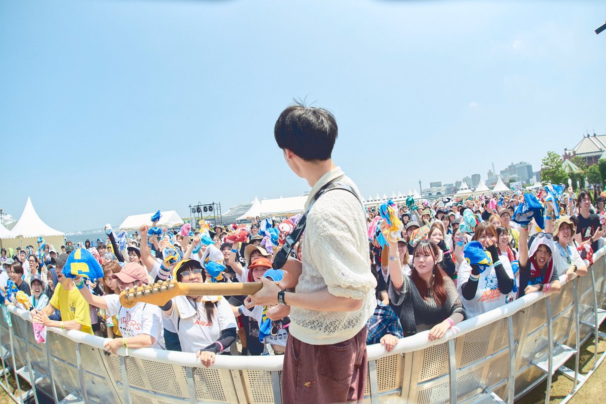 murofes's tweet photo. 【 #ムロフェス2026レポ 】

パーカーズのおもちゃ箱みたいなわくわくするポップネスにはじけるクラップ。そのハッピーさに誘われたあなたの“運命の”バンドはここにある！芝生の緑に空と海の青、フロアのタオルたちが成すカラフルな景色さえ彼らの音楽に喜んでいるみたいに鮮やかな夏！

pic @ttetteteru
#murofes