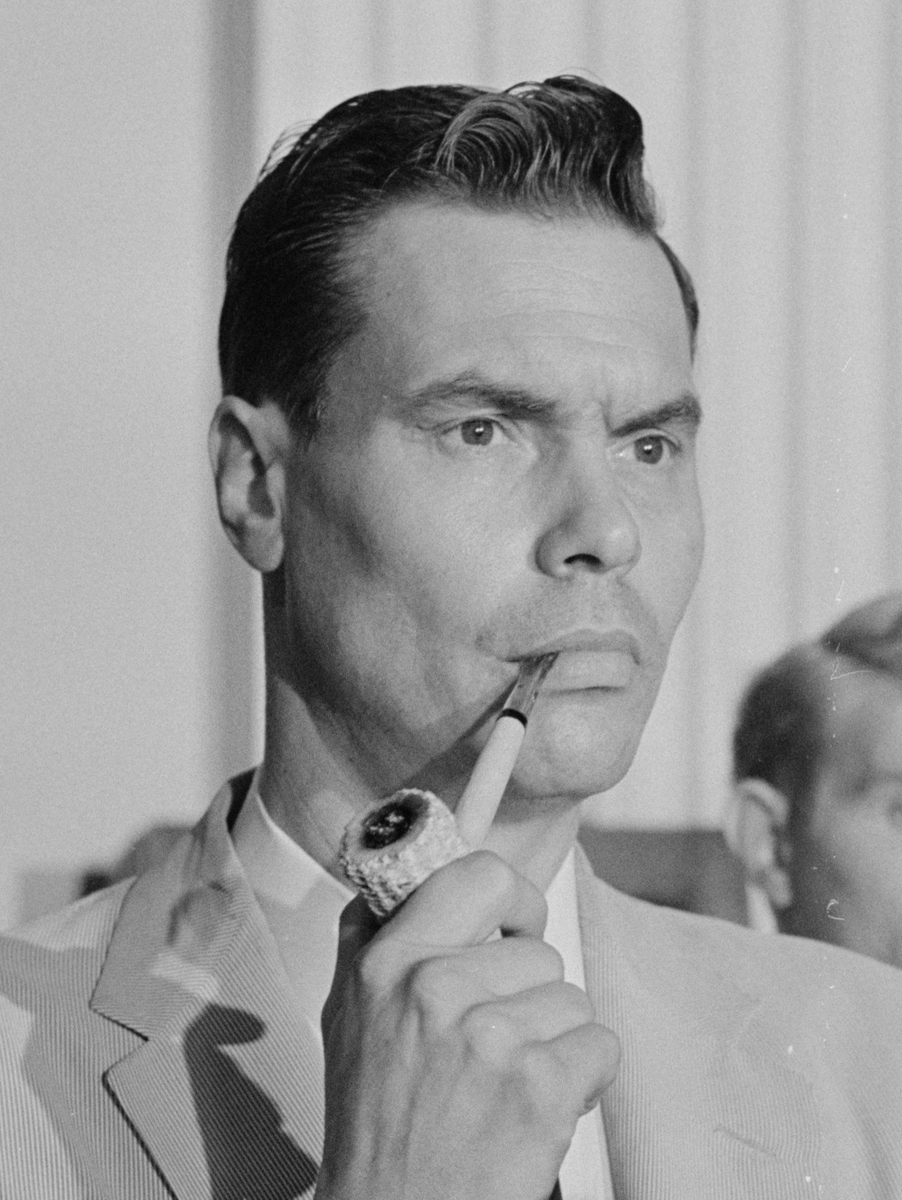 StaringFranco's tweet photo. @Ave_Maria03 @paulistania_twt tell that to george lincoln rockwell please https://t.co/drLsz8NY2Y