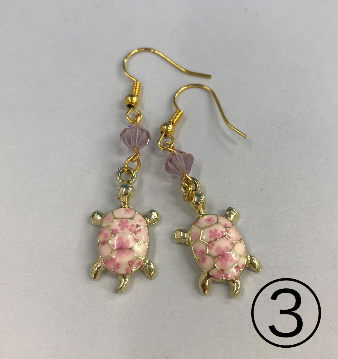 cocorety43's tweet photo. 【障害者ブランド・ココリティ】ココリティーズ作　ピアス　「海ガメのピアス①白・②水色・③ピンク」　NO.5535　H

白地にきらびやかな、桜柄の色をまぶしたカメモチーフのピアスです。 https://t.co/OrC0fpUBwI