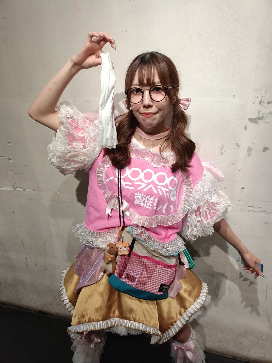 miFu78960729's tweet photo. 7.25 SOMOSOMO presents
「SOMO FES 2026」でパピムズ見れましたー
ビバ・トーキョー、ち・ちん・ぷい、パピプペポイズンなど好きな曲多くてすごく楽しかったです！そももんも大はしゃぎしてました👍️めがねさんが手に持ってるのはゆいぽんからもらった冷やしタオルとのことです😌 https://t.co/kvuCYRpKxp