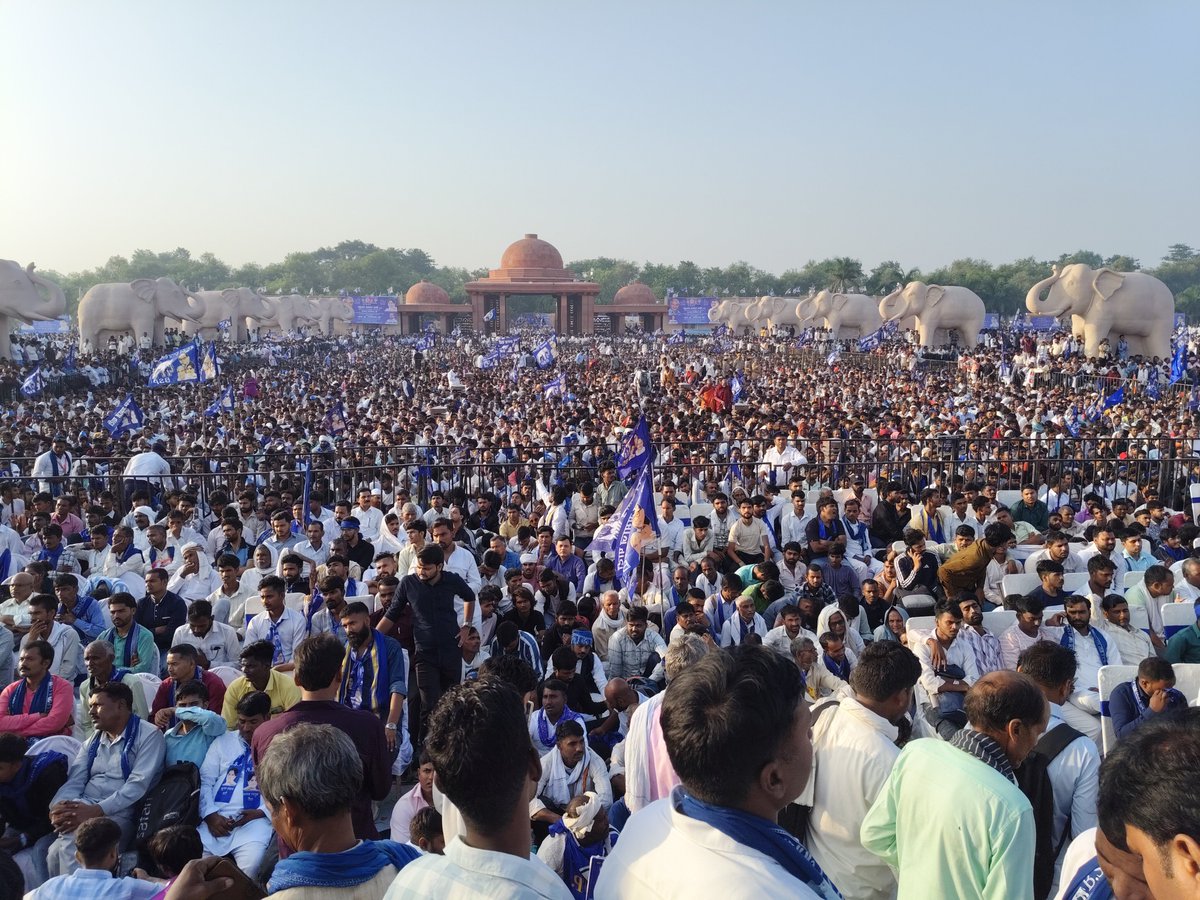 Ravindra_Jatav9's tweet photo. आदरणीय बहन जी बसपा संस्थापक मान्यवर श्री कांशीराम साहब के परीनिर्माण दिवस पर विशाल रैली करके लखनऊ में अपनी चुनावी शंखनाद करेंगी।

अब बहुजन समाज पार्टी के कार्यकर्ता और समर्थक अपनी अपनी तैयारियां शुरू कर दो 9 अक्टूबर 2026 को लखनऊ चलो विशाल रैली में अपनी एक मात्र नेता आदरणीय बहनजी को सुनने।

बहुजन समाज पार्टी बहुत जल्द 2027 के विधानसभा आम चुनाव का बिगुल फूंकने जा रही हैं। इसकी शुरुआत 9 अक्टूबर को विशाल रैली कर लखनऊ से होगी। बामसेफ DS-4 एवं बहुजन समाज पार्टी के संस्थापक मान्यवर श्री कांशीराम साहब के परीनिर्माण दिवस पर आदरणीय बहन कुमारी मायावती जी लाखों की संख्या में बहुजन समाज के कार्यकर्ता और समर्थकों को संबोधित करेंगी।

जय भीम। जय भारत। जय संविधान। जय बसपा।
बहन @Mayawati जी भाई @AnandAkash_BSP जी