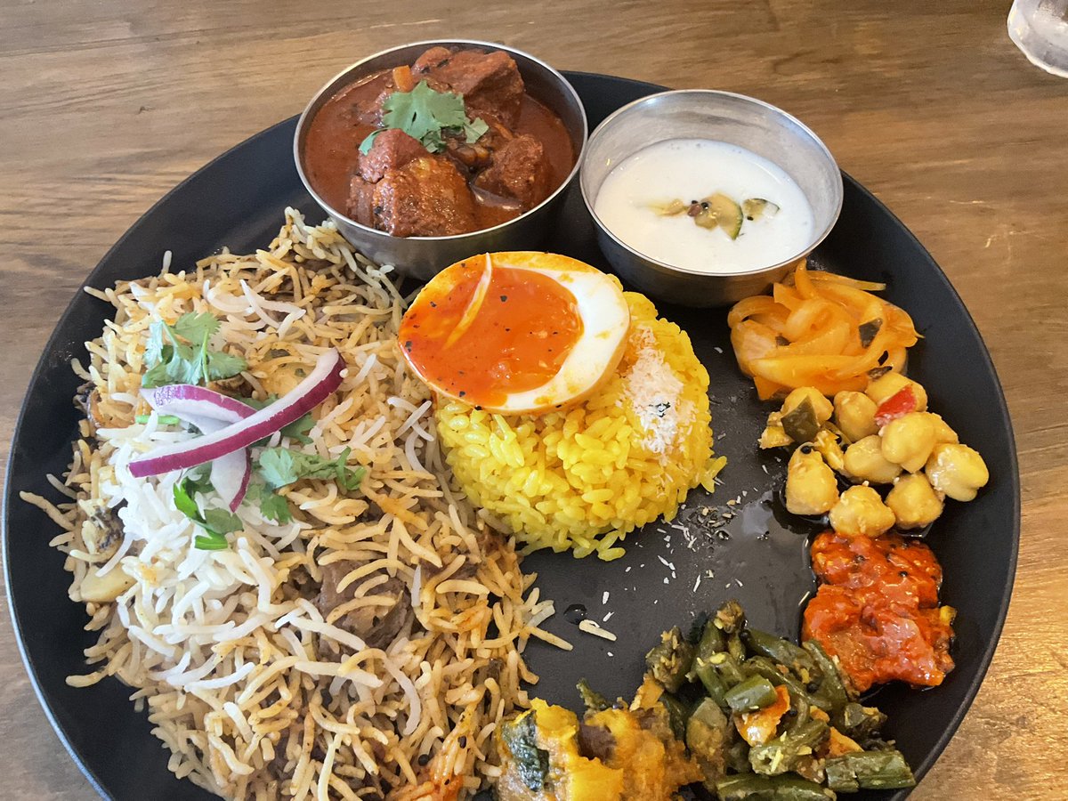 Babaronn1330G's tweet photo. ビリヤニ定食たびる@上中里
「ビリヤニ定食(ポークヴィンダルー)」
日替わりが気になったので上中里へ～
ビリヤニは相変わらずのフワフワで良いですね😋
お目当てのヴィンダルーはタマネギ・トマトの甘さと酸味のバランス良くて美味でした。
🐷が大きくて食べ応えあるのも良き👍

  #カレー  #ビリヤニ https://t.co/PwnJC325Um