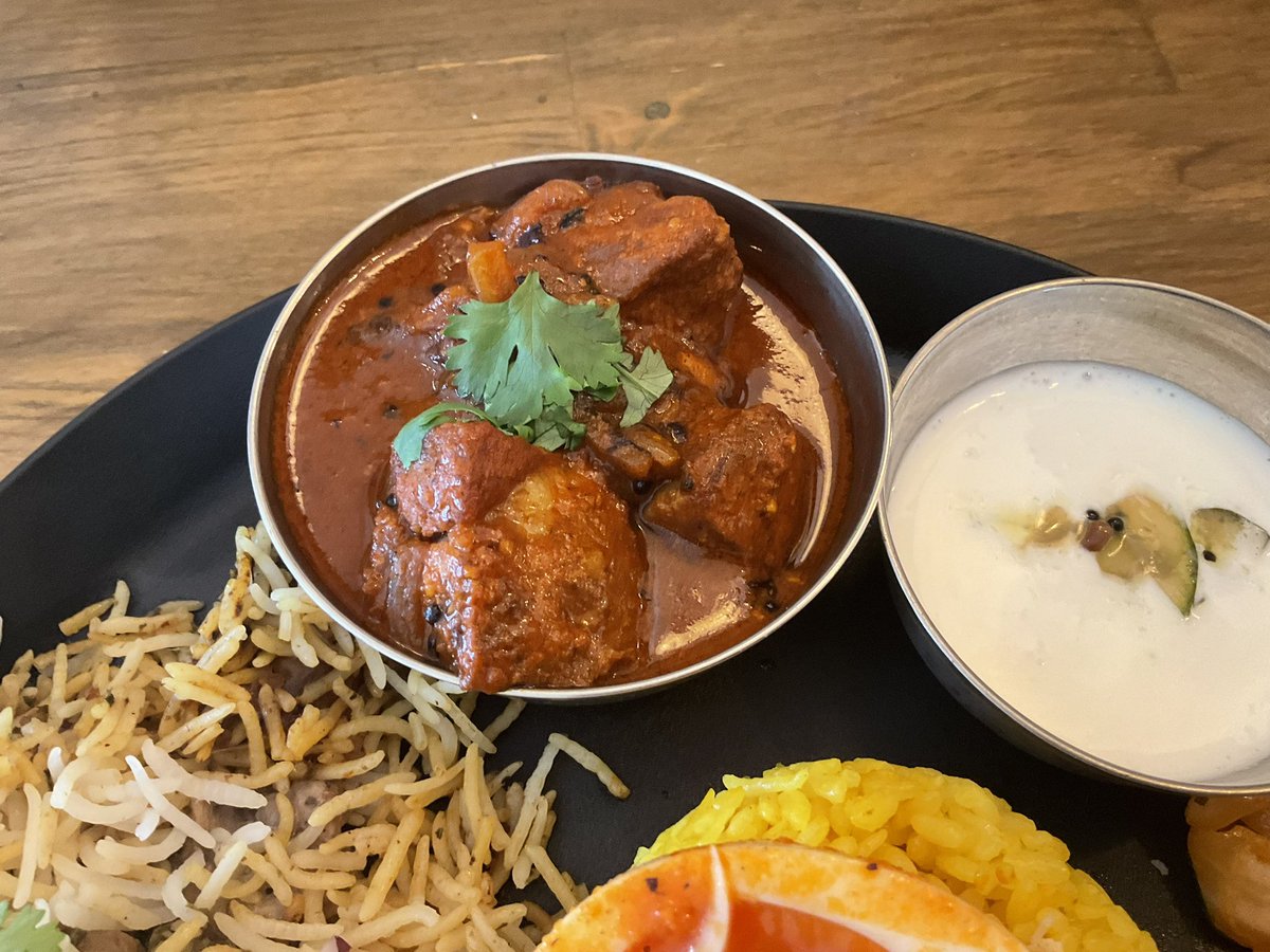 Babaronn1330G's tweet photo. ビリヤニ定食たびる@上中里
「ビリヤニ定食(ポークヴィンダルー)」
日替わりが気になったので上中里へ～
ビリヤニは相変わらずのフワフワで良いですね😋
お目当てのヴィンダルーはタマネギ・トマトの甘さと酸味のバランス良くて美味でした。
🐷が大きくて食べ応えあるのも良き👍

  #カレー  #ビリヤニ https://t.co/PwnJC325Um