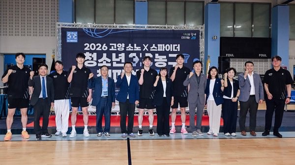 2kkyo1's tweet photo. 그렇다 님들은 일반인보다 머리 하나 더 큰 농선들...
잘하면 프로농구선수
못하면 키만 큰 일반 시민 https://t.co/uKEZWycZOe