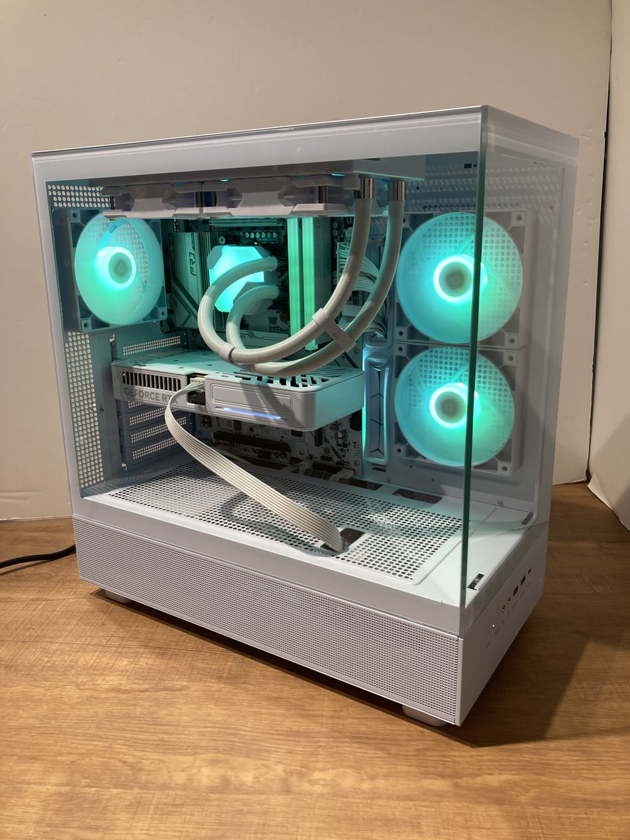 dospara_toyama's tweet photo. 🪛お客様ご依頼の #組立代行 パソコンが完成🔧
＃INTEL Core i5 14400F
#Palit RTX5060 WHITE OC
＃ASRock B760 Pro RS/D4 WiFi White
初めてのゲーミングPCにぴったりなエントリー構成😀
メモリ32BG SSD1TB搭載で価格も組立工賃等含めて21万円程とコスパ良好です👍
＃ドスパラスタッフ　＃自作PC https://t.co/2CbsFP7Uuw