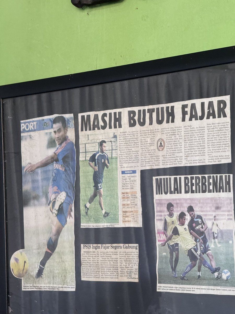 FandomID_'s tweet photo. Kami mengenangmu untuk permainanmu di lapangan hijau

Untuk setiap lemparan ke dalam yg jadi salah satu trademarkmu

Juga setiap cerita perjalananmu yg kerap km ceritakan dg penuh antusias

“Kapan2 ngobrol meneh ya mas,” itu kalimat terakhir yg km ucapkan tatkala kita terakhir kali bertemu bersama dua kakakmu juga, mas Seto dan mas Johan

Keluarga sepakbola, keluarga yg hangat dan penuh keakraban

Selamat jalan mas Fajar Listiyantara

Semoga lapang jalanmu…