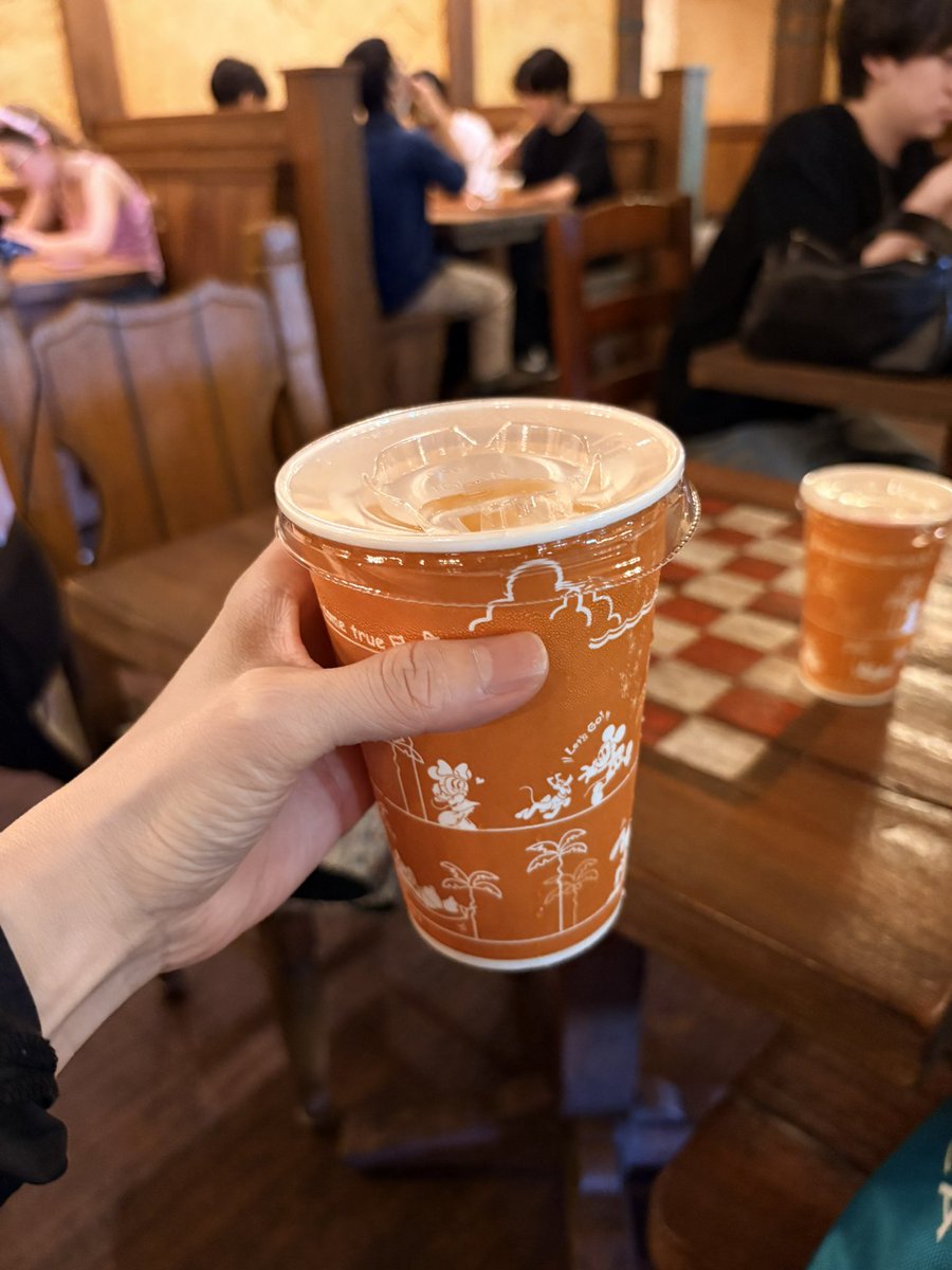 disneyfluteaki's tweet photo. 【リアルパーク情報】
おすすめ暑さ対策

・日向では立ち止まらない

・20秒以上立ち止まるなら、ショップ、レストラン、アトラクション、なんでもいいから室内へ

・飲み物は片手で常に持っておく
(できれば手も冷える写真のタイプ)

なぜか

↓    ①から③の時間でふらふらになるくらい暑いから

❌
①立ち止まる
↓
②「水分補給しようか」
↓
③リュックやかばんの中から飲み物を出す
↓
④飲む

⭕️  
①立ち止まって
　「水飲もう！」→同時に飲む

②先に進む

⭕️
①なんでもいいから室内に入る
↓
②「水飲もう！」→ゆっくり飲む

自力で飲めないくらい小さい子連れの場合は室内がおすすめ