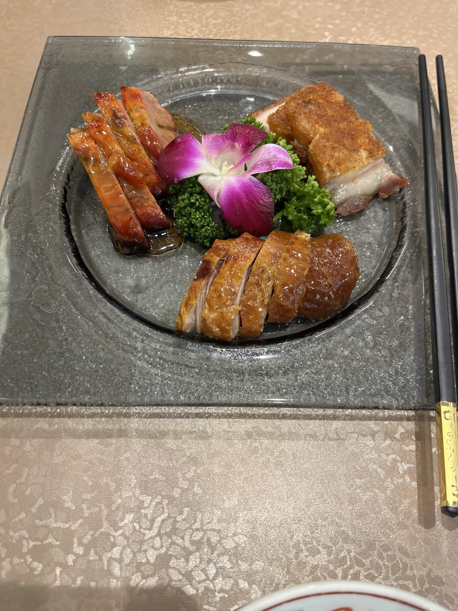05silkitty's tweet photo. ハードロックカフェ横浜❌ハローキティ買って、中華街行ってホテルで休憩。

ホテル、暑いからお部屋でおくつろぎくださいってチェックインさせてくださった。
ライブ、弾けられそう。 https://t.co/8z0QCF12RJ