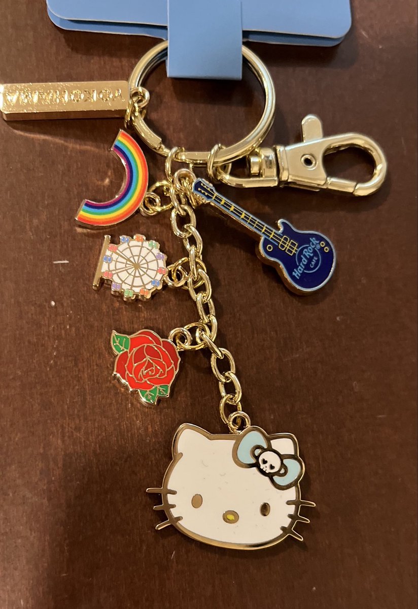 05silkitty's tweet photo. ハードロックカフェ横浜❌ハローキティ買って、中華街行ってホテルで休憩。

ホテル、暑いからお部屋でおくつろぎくださいってチェックインさせてくださった。
ライブ、弾けられそう。 https://t.co/8z0QCF12RJ