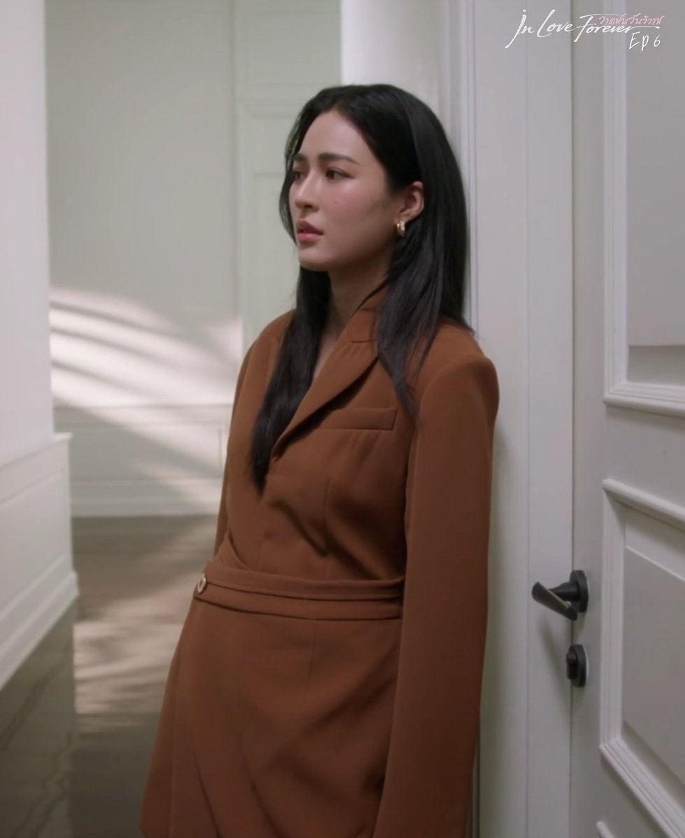 ormspmouse's tweet photo. (#วาดฝันวันวิวาห์EP6)

"if i was runch i would just leave my mother" no you wouldn't. if you were runch and grew up with the kind of manipulation and enmeshed relationship she did, you wouldn't. for her to love neen is to finally have found someone to live for, to protect, to go against every instinct in her if it hurts neen. that's why it's so sad. because she loves neen enough to do anything. because she loves neen so much yet she can't do anything. but she will always always try. "if i was runch i would-" you wouldn't be runch. you wouldn't be brave enough to stand in front of another woman when you think you're not the perfect woman and ask her to love you anyway. over and over again. BE SERIOUS.