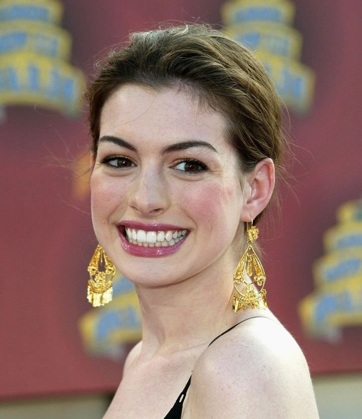 ursmaila_'s tweet photo. Original Name: Anne Jacqueline Hathaway
Known As: Anne Hathaway 🇺🇸
Date of Birth: November 12, 1982
Age: 43 years (as of 2026)
Height: 5'8" (173 cm)
Weight: Approx. 56 kg (123 lbs)
Eye Color: Hazel
Hair Color: Dark Brown
Birthplace: Brooklyn, New York City, USA 🇺🇸
Nationality: American 🇺🇸
Zodiac Sign: Scorpio ♏
Education: Millburn High School; studied at Vassar College and NYU Gallatin (did not graduate)
Profession: Actress | Producer
Years Active: 1997 – Present �
Wikipedia +1
🏆 Awards & Recognition:
• Academy Award (Oscar) winner for Les Misérables (Best Supporting Actress).
• BAFTA Award winner.
• Golden Globe Award winner.
• Primetime Emmy Award winner.
• Over 100 major award nominations across her career. �
Wikipedia +1
🌟 Career Highlights:
• Rose to fame with The Princess Diaries (2001).
• Starred in The Devil Wears Prada, Interstellar, The Dark Knight Rises, Ocean's 8, and Les Misérables.
• Her films have grossed more than $6.8 billion worldwide.
• Continues to be one of Hollywood's most respected actresses, with multiple major film releases in 2026. �
Wikipedia +2
❤️ Relationship Status: Married
💕 Relationship History:
• Married to Adam Shulman since September 2012.
• The couple have two sons and are expecting their third child in 2026.
• Previously dated Raffaello Follieri (2004–2008). �
💰 Net Worth: Approximately $80 Million (public estimates). �
Celebrity Net Worth +1
💸 Income Sources:
• Hollywood films
• Producing projects
• Brand endorsements (Bulgari, Versace and others)
• Public appearances and partnerships �
 +1
📊 Social Media Followers:
• Instagram: 41M+ followers (varies over time)
• X (Twitter): No major active official presence
• TikTok: No verified official account
• YouTube: No official channel �
🎯 Interesting Facts:
• Named after William Shakespeare's wife, Anne Hathaway.
• Won an Oscar for playing Fantine in Les Misérables.
• Recognized as one of Hollywood's highest-paid actresses.
• Frequently supports charitable and humanitarian causes.
• Known for balancing blockbuster films with critically acclaimed performances.
