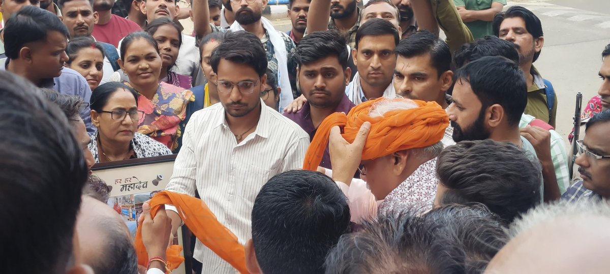 Devendrasharmaj's tweet photo. लेवल-2 (2022) भर्ती में चयनित अभ्यर्थियों से अधिक अंक प्राप्त पीड़ित अभ्यर्थियों ने आज कोटा में माननीय शिक्षा मंत्री के निवास पर पहुँचकर  शीघ्र नियुक्ति की गुहार लगाई।

 उच्च न्यायालय के आदेशों की समयबद्ध पालना करते हुए पात्र अभ्यर्थियों को जल्द नियुक्ति दी जाए। 
@madandilawar https://t.co/qQcYhH3RDB